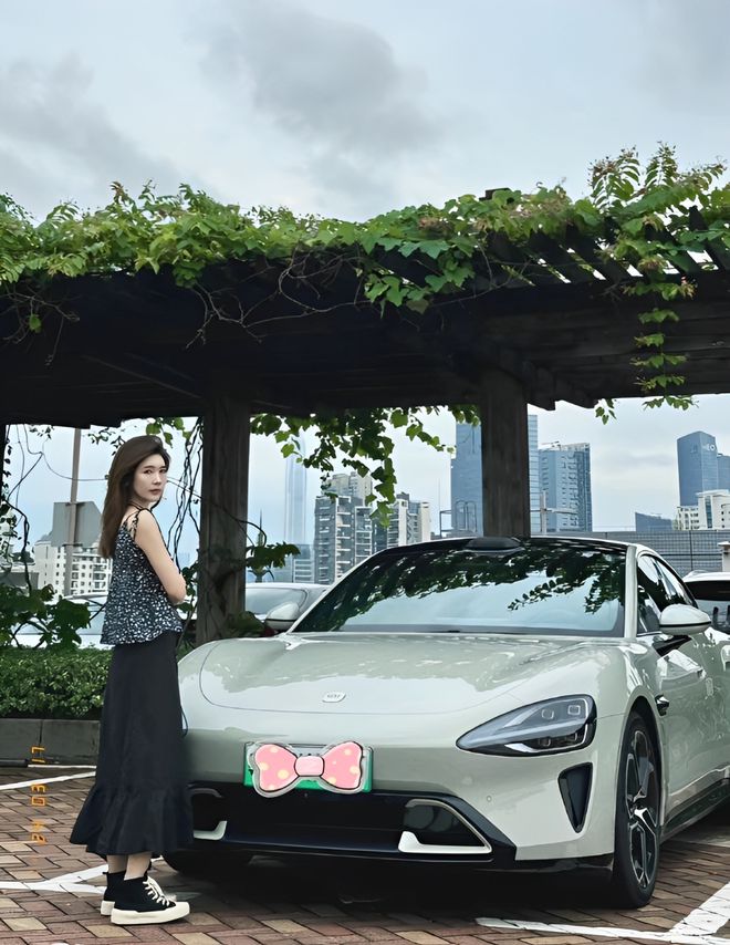 量都这么高的吗？仙女也就长这样吧pg电子小米SU7的美女车主质(图5)