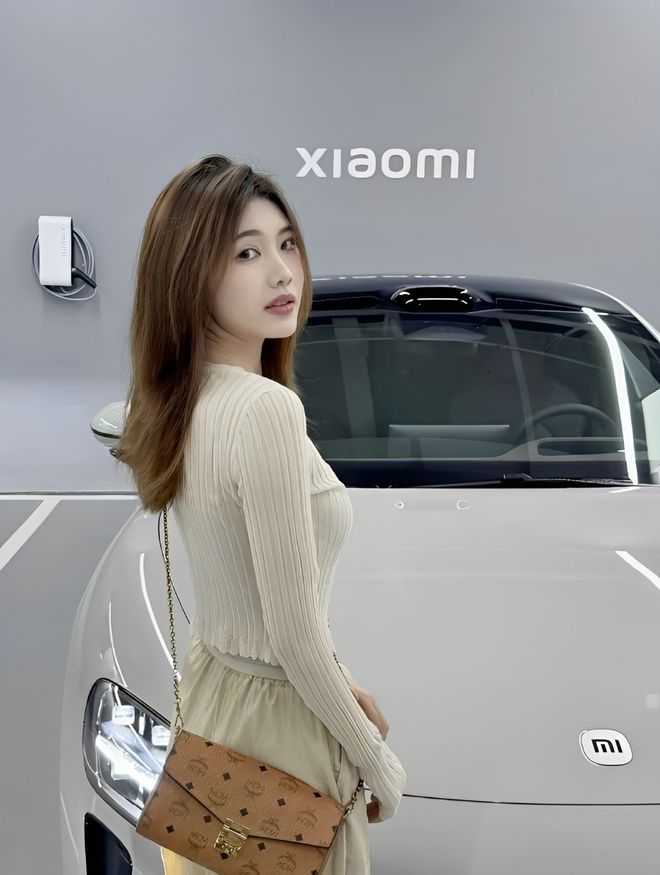 量都这么高的吗？仙女也就长这样吧pg电子小米SU7的美女车主质(图3)