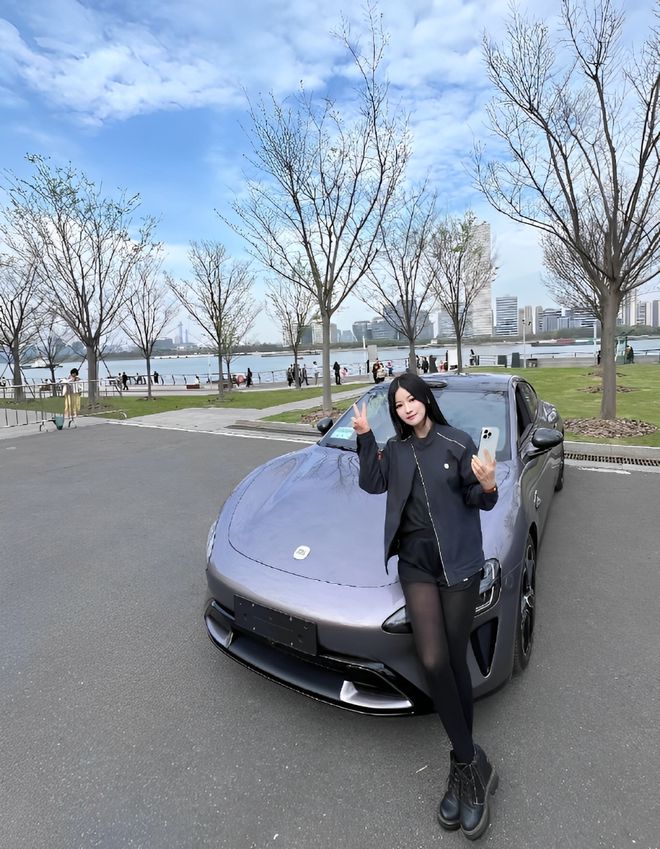 量都这么高的吗？仙女也就长这样吧pg电子小米SU7的美女车主质(图8)